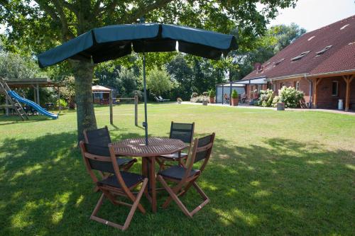 レーアにあるFerienwohnung Busemannの庭の傘下のテーブルと椅子
