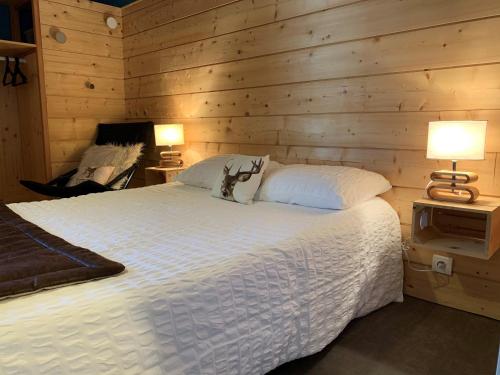 ein Schlafzimmer mit einem weißen Bett mit zwei Lampen und einem Bett mit einem sidx sidx sidx sidx sidx in der Unterkunft Appart-Hotel Les Palombieres in Bagnères-de-Bigorre