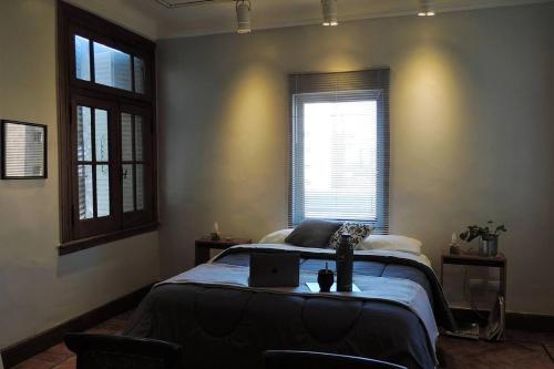 Łóżko lub łóżka w pokoju w obiekcie Stylish suite steps from Dorrego Square