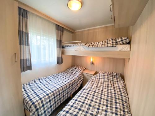 Двухъярусная кровать или двухъярусные кровати в номере Chalet OK31 Oostkapelle