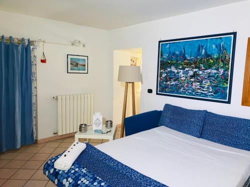 una camera da letto con un letto e un dipinto sul muro di Casetta nel cuore di Napoli con Terrazzo a Napoli