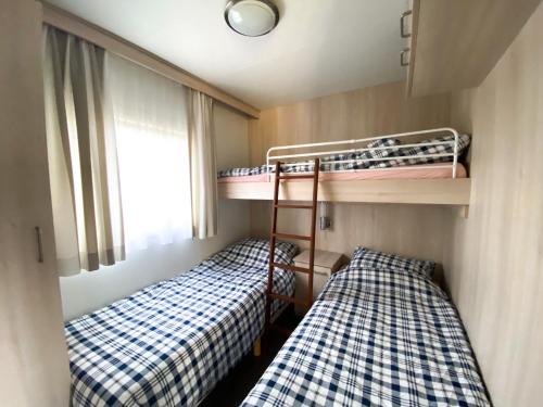 Bunk bed o mga bunk bed sa kuwarto sa Chalet OK29 Oostkapelle