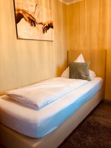 Postel nebo postele na pokoji v ubytování Hotel Nürnberger Hof in Altdorf