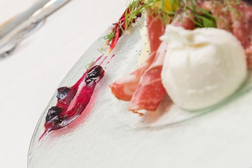 ホテルの敷地内または近くでの食事または食べ物
