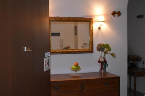 a mirror on top of a dresser in a room at Appartamento cittadella in Verona