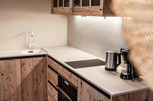 Η κουζίνα ή μικρή κουζίνα στο Presulis Hideaway Apartments & Restaurant