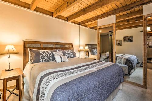 1 dormitorio con 1 cama grande y espejo en Silverthorne Condo with Mountain Views Hike and Bike!, en Silverthorne