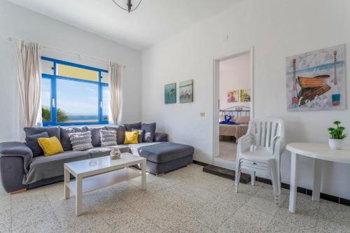 a living room with a couch and a table at El Graciosero in Caleta de Sebo