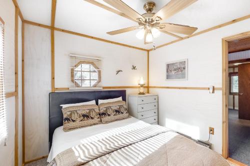 Ένα ή περισσότερα κρεβάτια σε δωμάτιο στο Catfish Cottage A