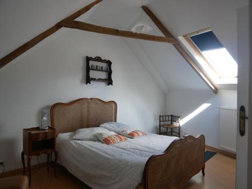 מיטה או מיטות בחדר ב-Le Venec, Lopérec, France