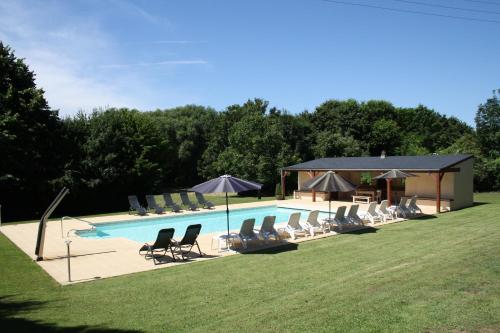 una piscina con sillas y un cenador en Paulanosa Gite, en Asnières-sur-Vègre