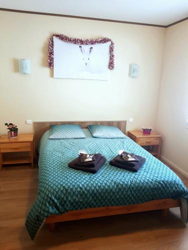 une chambre avec un lit avec deux serviettes dessus dans l'établissement APPT 3* LE HAUT DES LACS, à Xonrupt-Longemer