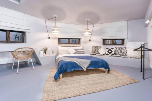 1 dormitorio con 1 cama, 1 mesa y 1 silla en Marvellous 2 Bedrooms Attic in the Old Town en Bucarest