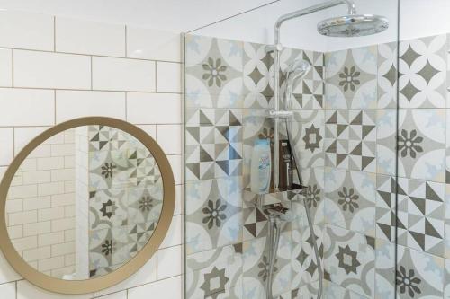 y baño con ducha y espejo. en Sunny 2BR Flat - Old Town View, en Bucarest