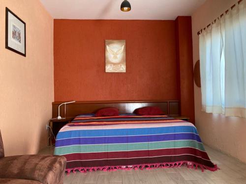 Un pat sau paturi într-o cameră la hermosa casa restaurada centro historico de oaxaca para 11