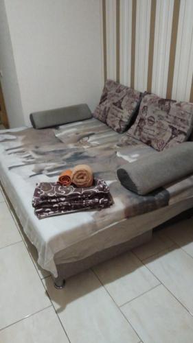 - un lit avec quelques couvertures dans l'établissement Алексеевские акварели.., à Kharkov