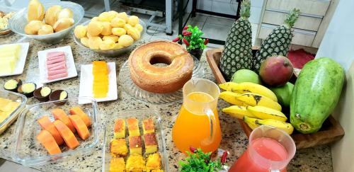 戈亞尼亞的住宿－Infinity Hotel，桌子上摆放着许多水果和蔬菜