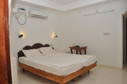 Postel nebo postele na pokoji v ubytování Nikhil Residence