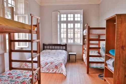 Ein Etagenbett oder Etagenbetten in einem Zimmer der Unterkunft Vila Santa Eulalia Hostel