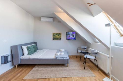 ein Wohnzimmer mit einem Bett und einer Treppe in der Unterkunft Vivando - Scandic Studio F + Parking in Bukarest
