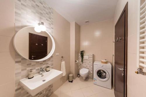La salle de bains est pourvue d'un lavabo et d'un lave-linge. dans l'établissement Vivando - Scandic Studio F + Parking, à Bucarest