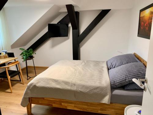 Säng eller sängar i ett rum på Gala Apartment am Kurpark