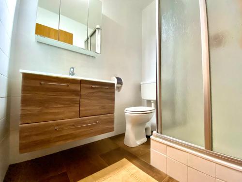 ein Bad mit einem Waschbecken, einem WC und einer Dusche in der Unterkunft Haus Kleinberg in Filzmoos