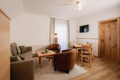 TV a/nebo společenská místnost v ubytování Landhaus Holzer