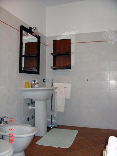 a bathroom with a sink and a toilet at Agriturismo Le Viole in Barolo