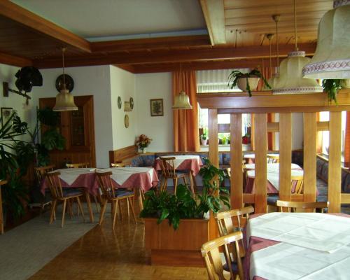 Reštaurácia alebo iné gastronomické zariadenie v ubytovaní Haus Alpenfriede