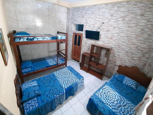 a room with two bunk beds and a television at La Posada De Don Jose in Flores