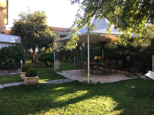 Villa Giulini Rho tesisinin dışında bir bahçe