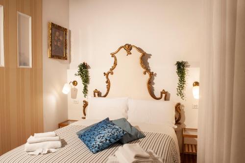 1 dormitorio con 1 cama con toallas en Gran Suite Piazza Maggiore - T&T communications, en Bolonia