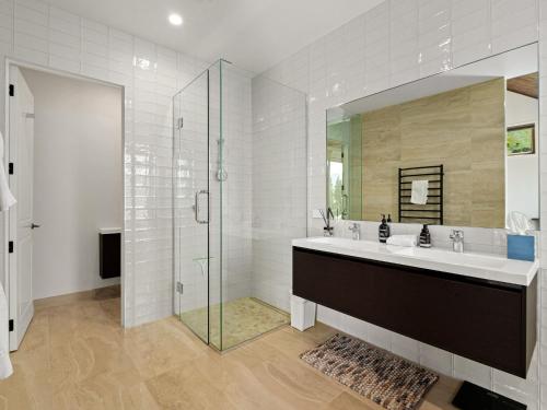 Un baño con lavabo y ducha de cristal. en Sicilian Luxury Retreat, en Queenstown