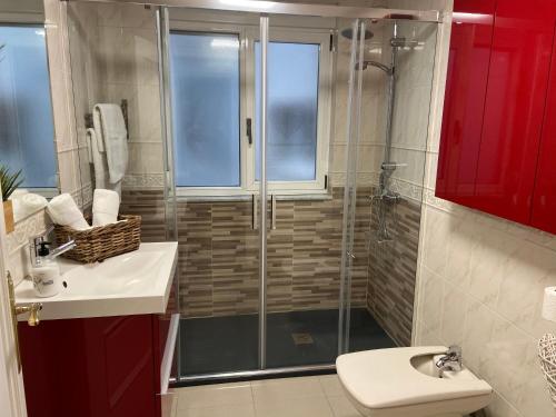 ルーゴにあるApartamento Centro Frente Murallaのバスルーム(シャワー、洗面台、トイレ付)