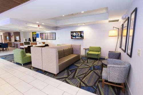 Istumisnurk majutusasutuses Holiday Inn Express Hotel & Suites Clinton, an IHG Hotel
