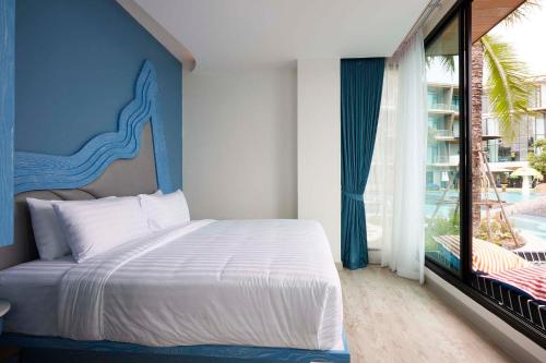 Elmas Cha Am Design Hotelにあるベッド
