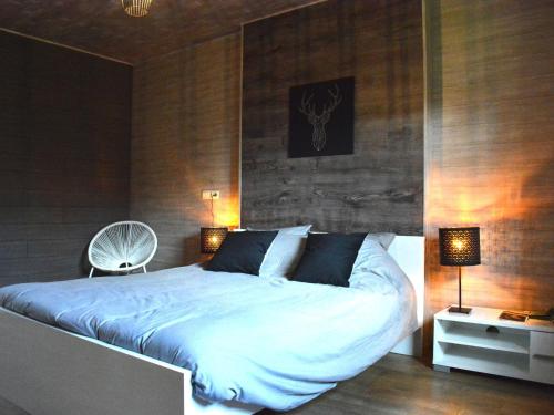 1 dormitorio con 1 cama grande y 2 lámparas en Spacious Holiday Home in Vaux-sur-Sure with Garden, en Vaux-sur-Sûre