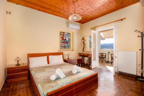 sypialnia z łóżkiem w pokoju ze stołem w obiekcie ELENI'S TRADITIONAL HOUSE IN AGRAFI w mieście Agrafoí