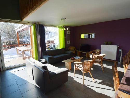 uma sala de estar com um sofá e uma mesa em Lovely modern cottage with sauna bubble baths em Grand Coo
