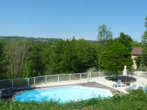 une piscine entourée d'une clôture dans l'établissement Hôtel Restaurant Le Mûrier de Viels - Grand Figeac, à Causse et Diege