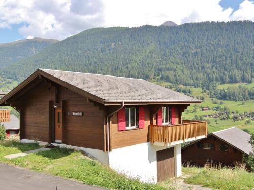 フィエッシュにあるAttractive chalet in Fiesch Wiler with viewsの木造家屋(丘の上にバルコニー付)