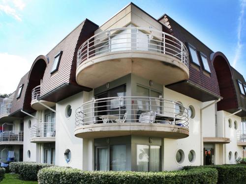 ブレーデネにあるStylish Apartment in Bredene with Poolのバルコニー付きの建物