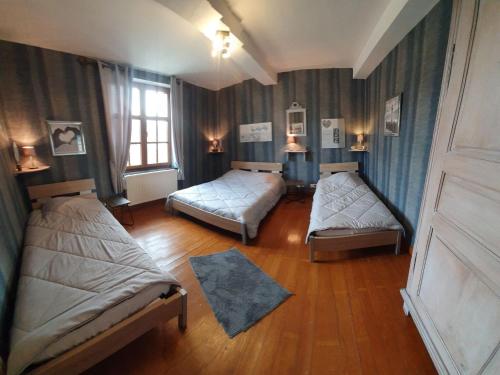 een kamer met 2 bedden en een raam bij Luxurious Holiday Home with Garden in Gimn e in Doische