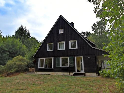 ブラウンラーゲにあるSpacious holiday home near the ski areaの庭の黒屋根の家