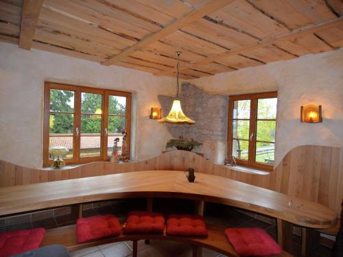 WunderVilla in Hesse near the forest في Vöhl: غرفة طعام مع طاولة خشبية ونوافذ