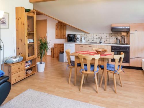 eine Küche mit einem Tisch und Stühlen im Zimmer in der Unterkunft Apartment in G tenbach with nearby forest in Furtwangen