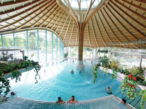 un grupo de personas en una piscina en un edificio en Spa Apartment at ParkBlick, en Bad Dürrheim