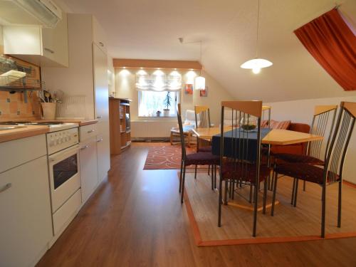 eine Küche und ein Esszimmer mit einem Tisch und Stühlen in der Unterkunft Apartment on the Moselle in Neumagen Dhron in Neumagen-Dhron