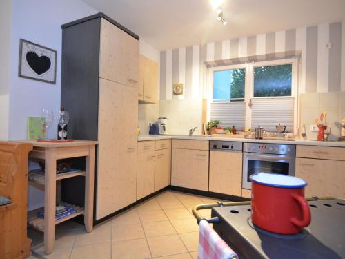 una cocina con una olla roja encima de una estufa en Holiday home in Halblech near a ski resort, en Halblech